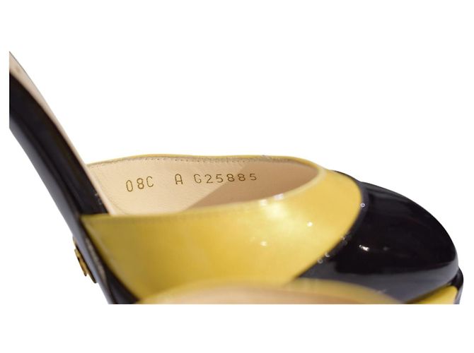 Chanel Runway Décolleté in vernice con cinturino e plateau, 38.5 Nero Giallo - vista 17
