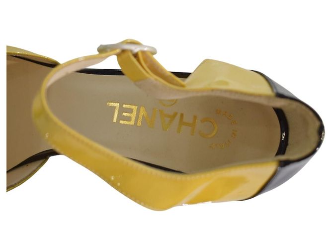 Chanel Runway Décolleté in vernice con cinturino e plateau, 38.5 Nero Giallo - vista 18
