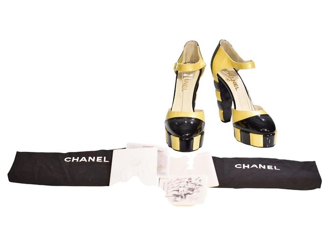 Chanel Runway Décolleté in vernice con cinturino e plateau, 38.5 Nero Giallo - vista 4