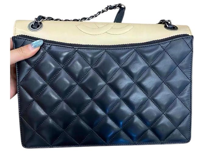 Borsa Chanel Ballerine in pelle di vitello trapuntata nero/beige - vista 11