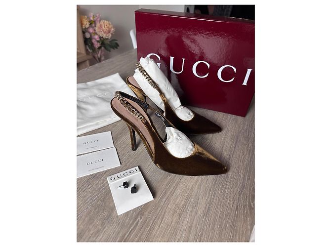 Gucci Sandali Stiletto in Velluto Marrone con Catena - vista 2
