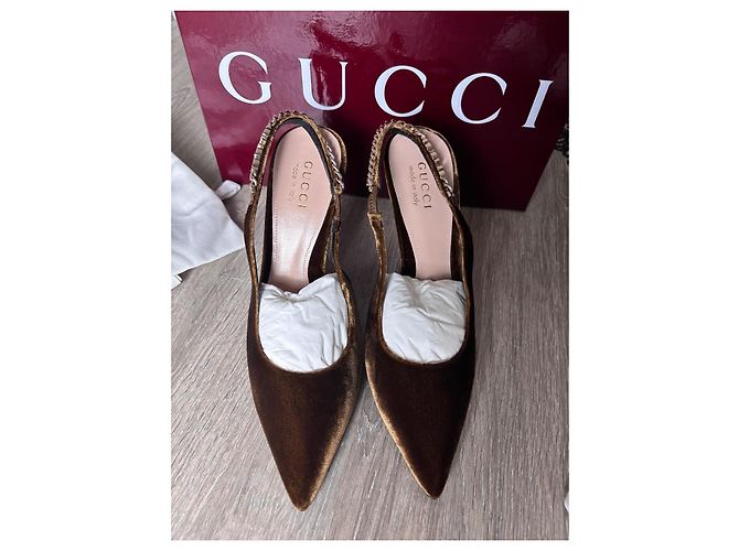 Gucci Sandali Stiletto in Velluto Marrone con Catena - vista 3