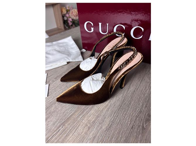 Gucci Sandali Stiletto in Velluto Marrone con Catena - vista 4