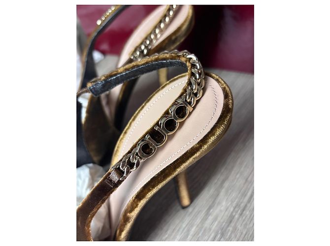 Gucci Sandali Stiletto in Velluto Marrone con Catena - vista 5