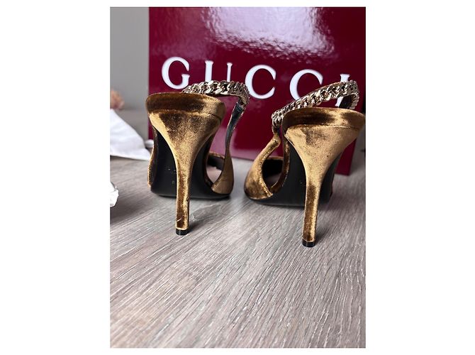 Gucci Sandali Stiletto in Velluto Marrone con Catena - vista 6