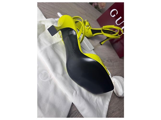 Gucci Sandali con tacco in vernice giallo neon - vista 10