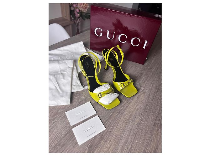 Gucci Sandali con tacco in vernice giallo neon - vista 2