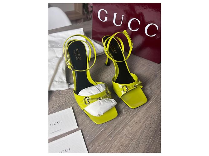 Gucci Sandali con tacco in vernice giallo neon - vista 3