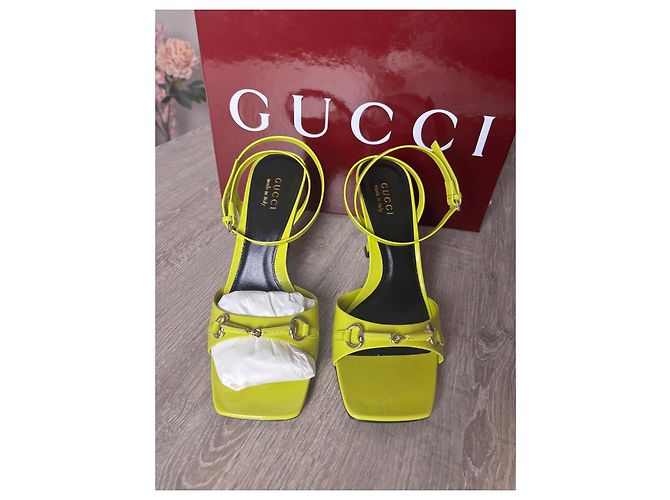 Gucci Sandali con tacco in vernice giallo neon - vista 4