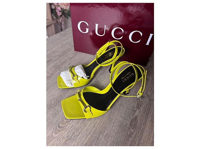 Gucci Sandali con tacco in vernice giallo neon - vista 5