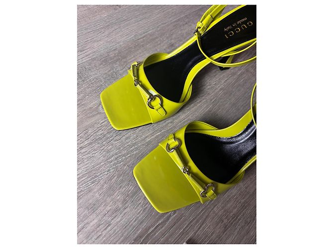Gucci Sandali con tacco in vernice giallo neon - vista 7