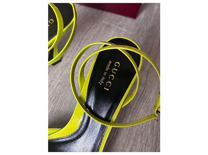 Gucci Sandali con tacco in vernice giallo neon - vista 8