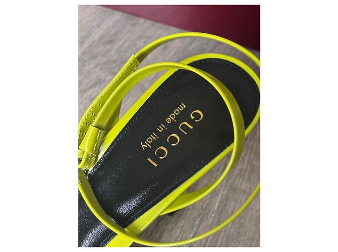 Gucci Sandali con tacco in vernice giallo neon - vista 9