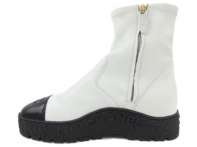Timeless Stivaletti Chanel in pelle d'agnello Nero Bianco - vista 2