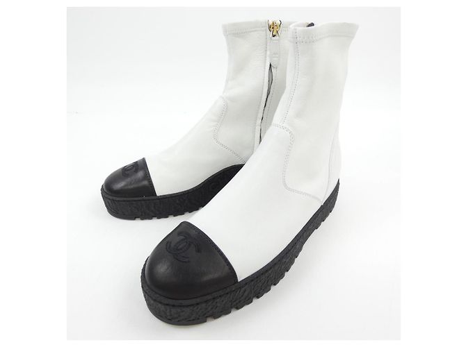 Timeless Stivaletti Chanel in pelle d'agnello Nero Bianco - vista 3