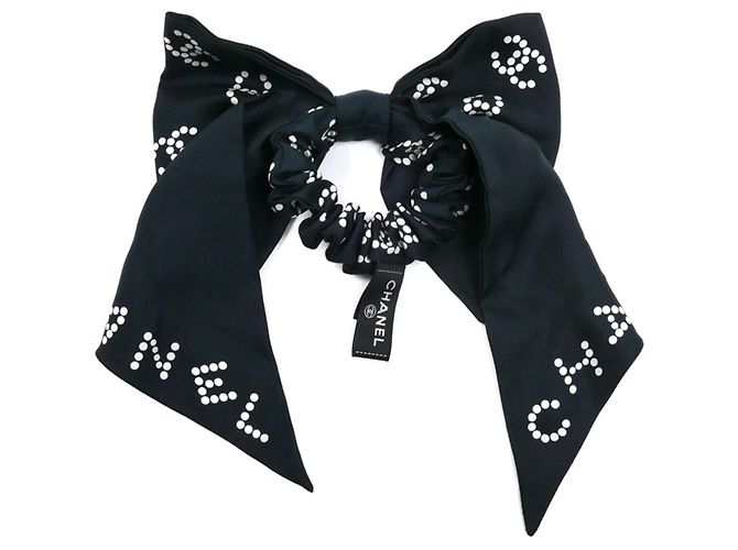 Chanel Seiden-Scrunchie mit Coco-Markierung Schwarz Weiß - Ansicht 2