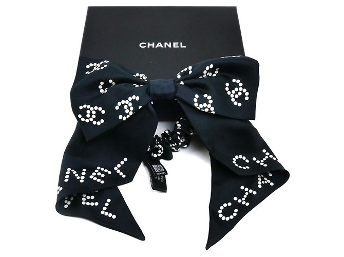 Chanel Seiden-Scrunchie mit Coco-Markierung Schwarz Weiß - Ansicht 4