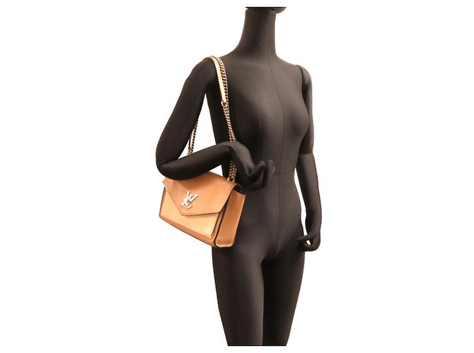 Borsa a tracolla Louis Vuitton MyLockme BB Beige Crudo - vista 8