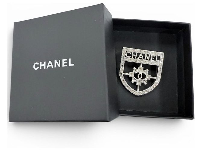 Spilla Chanel B15B in strass argento - vista 2