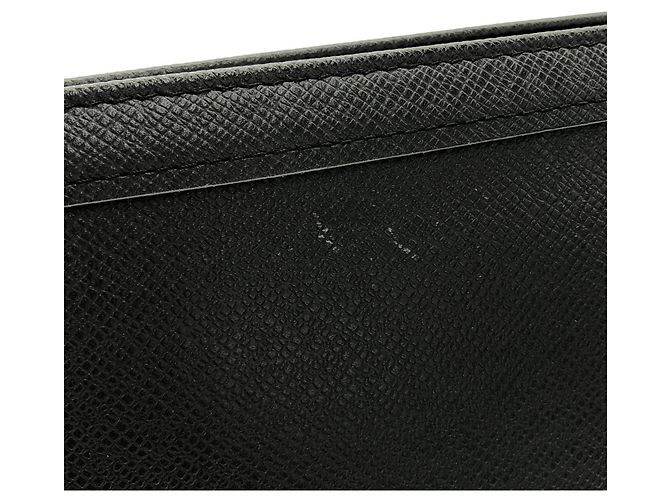 Borsa Louis Vuitton Taiga Pochette Voyage MM Nero - vista 5