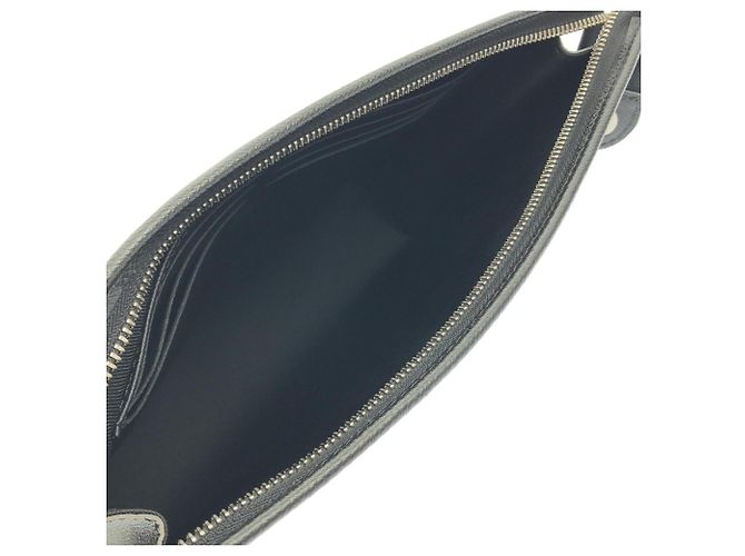 Borsa Louis Vuitton Taiga Pochette Voyage MM Nero - vista 6