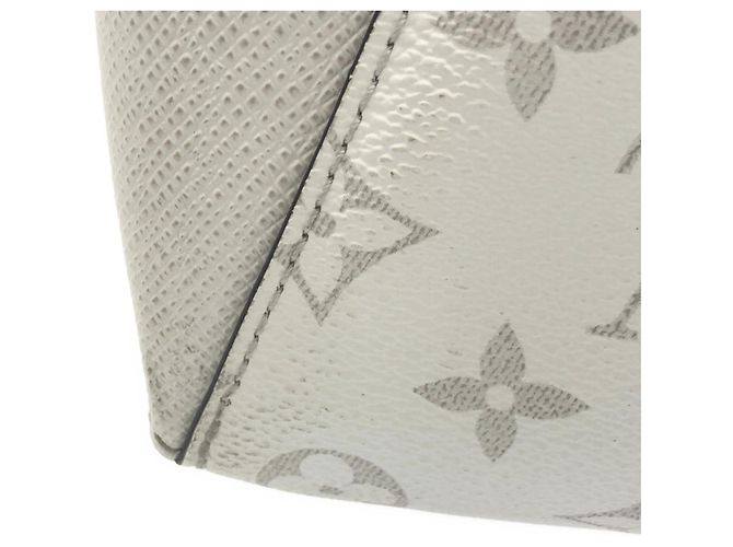 Borsa Louis Vuitton Taiga Lama Weekend M30919 Bianco - vista 2