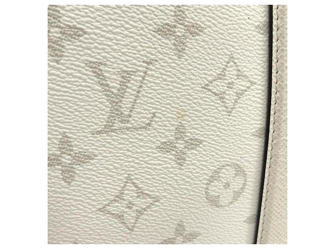 Borsa Louis Vuitton Taiga Lama Weekend M30919 Bianco - vista 3