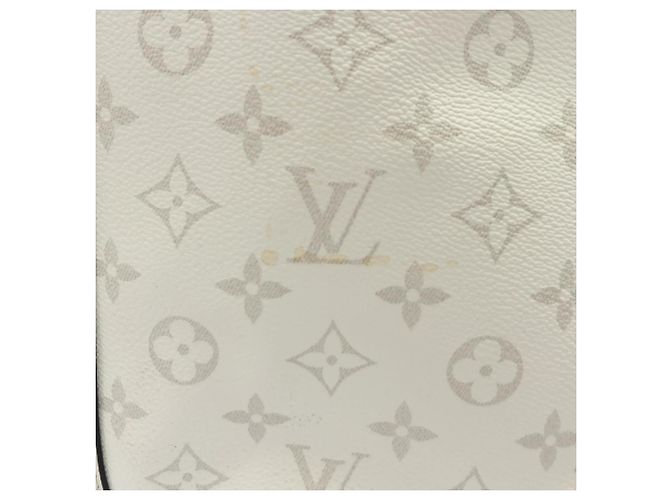Borsa Louis Vuitton Taiga Lama Weekend M30919 Bianco - vista 4