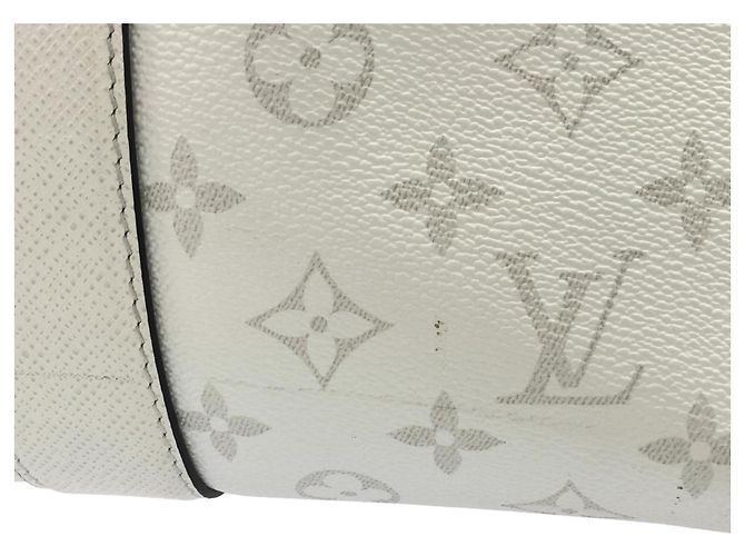 Borsa Louis Vuitton Taiga Lama Weekend M30919 Bianco - vista 6