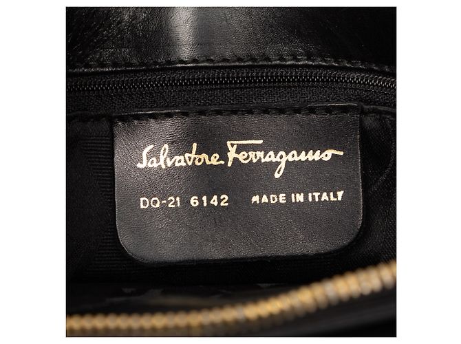 Salvatore Ferragamo Bolsa transversal Ferragamo em couro preto com tachas - vista 5