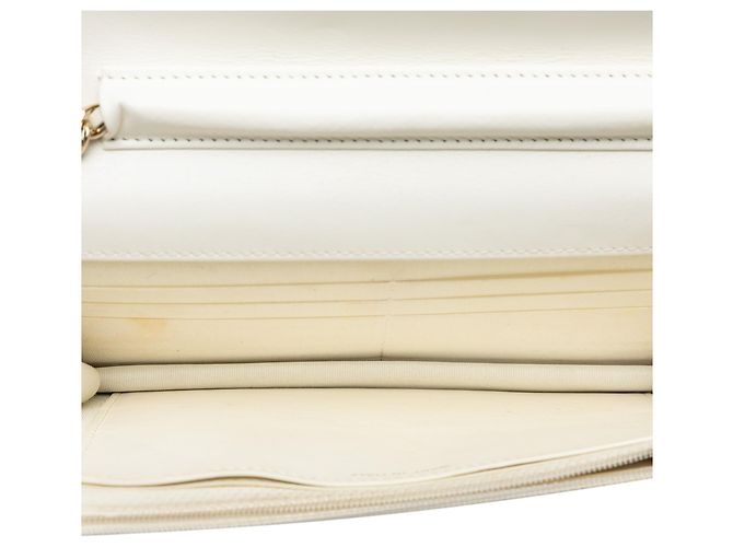 Wallet On Chain Cartera con cadena en piel de becerro chevron blanco CC de Chanel - vista 4