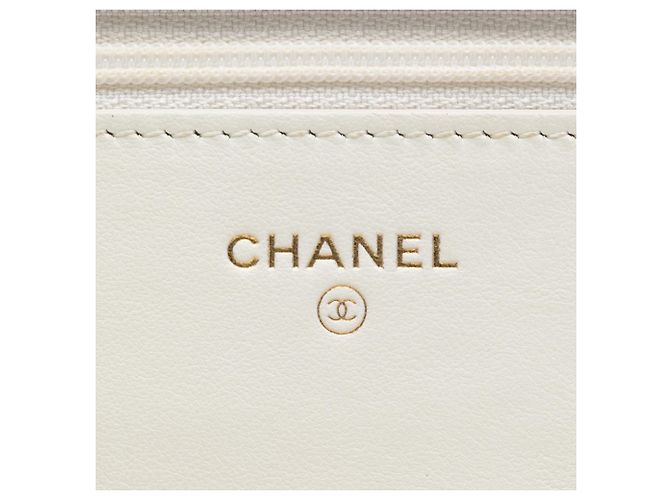 Wallet On Chain Cartera con cadena en piel de becerro chevron blanco CC de Chanel - vista 5