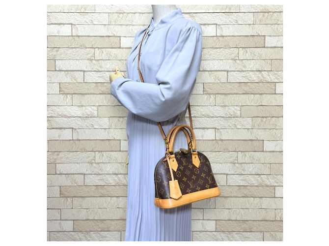 Bolso de hombro Louis Vuitton Alma BB Monogram Castaño - vista 2