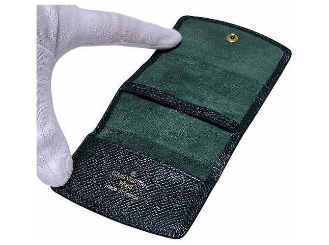 Louis Vuitton Custodia per gemelli in pelle Taiga Verde - vista 3