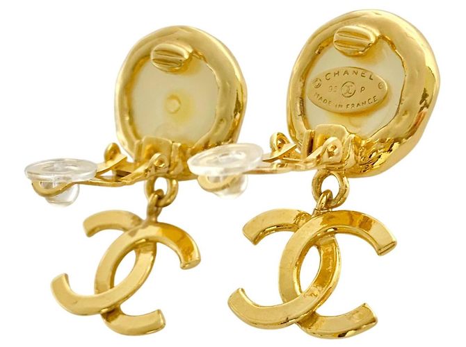 Brincos de pressão Chanel CC Logo e Pérolas Dourado - vista 2