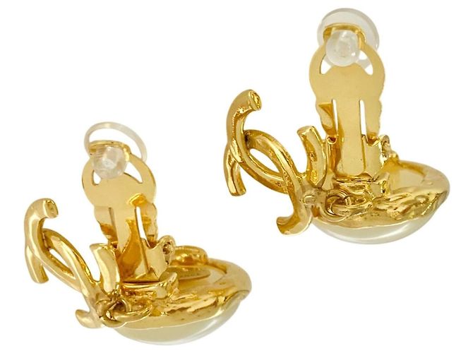Brincos de pressão Chanel CC Logo e Pérolas Dourado - vista 3