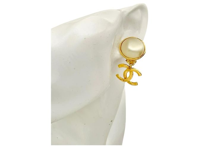 Brincos de pressão Chanel CC Logo e Pérolas Dourado - vista 5
