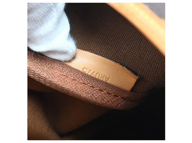Louis Vuitton Saumur Monogram Canvas 35 Marrone - vista 4