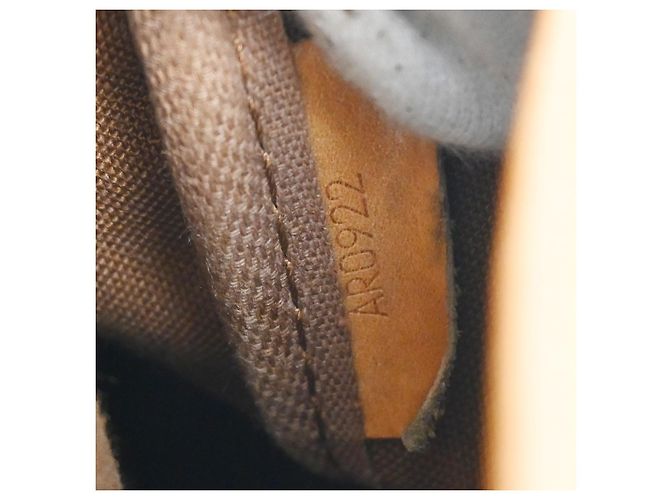 Louis Vuitton Saumur Monogram Canvas 35 Marrone - vista 5