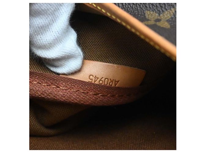 Louis Vuitton Saumur Monogram Canvas 35 Marrone - vista 5