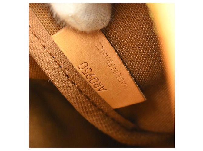 Louis Vuitton Saumur Monogram Canvas 35 Marrone - vista 5