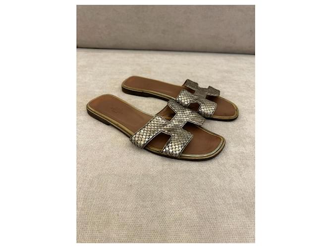 Sandali Hermès Oran in Pitone Argento - vista 3