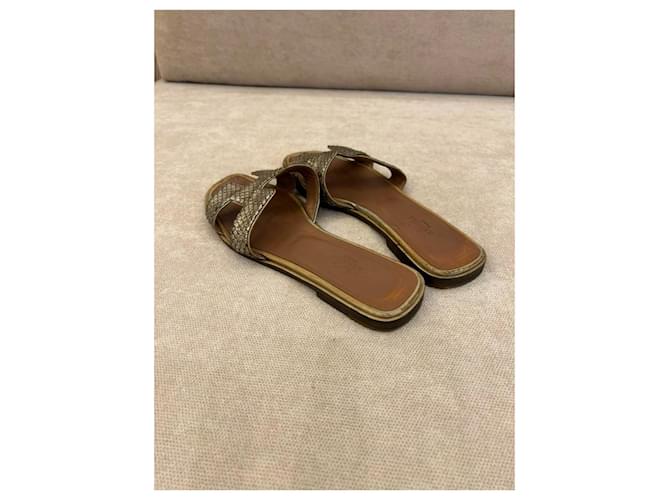 Sandali Hermès Oran in Pitone Argento - vista 4