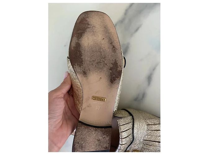 Gucci Mule in pelle lamé dorata con frange D'oro - vista 9
