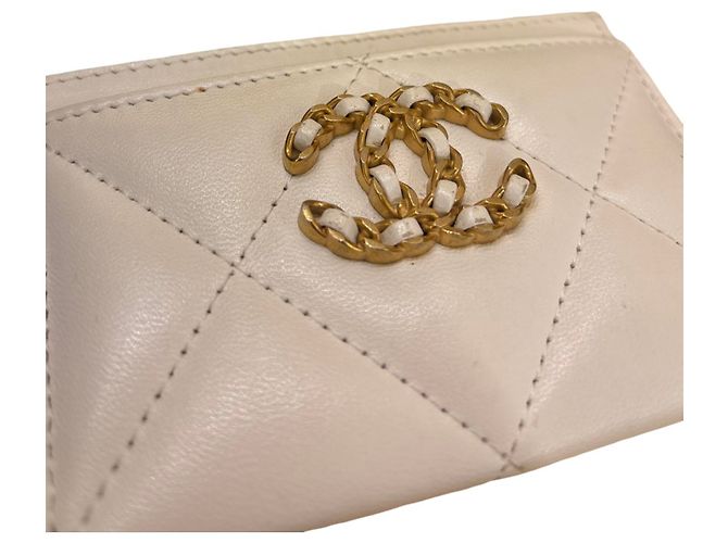Tarjetero Chanel 19 de piel de ternera iridiscente acolchada small Blanco - vista 2