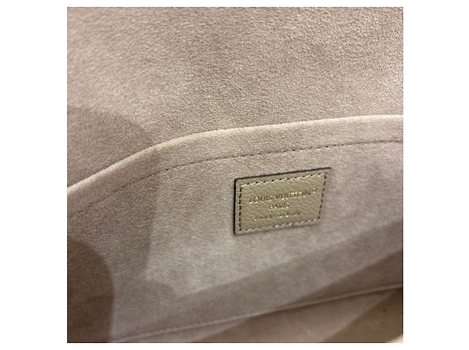 Pochette Félicie Louis Vuitton Felicie Chain Wallet Metallic Monogram Vernis Beige - vista 2