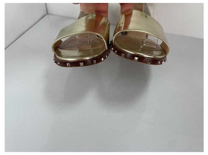 Sandali in pelle oro Valentino Garavani Rockstud D'oro - vista 4