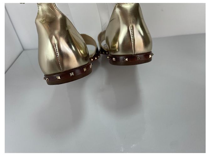 Sandali in pelle oro Valentino Garavani Rockstud D'oro - vista 6
