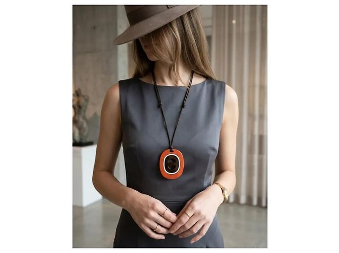 Colar com pingente Hermès em resina laranja e preto - vista 2