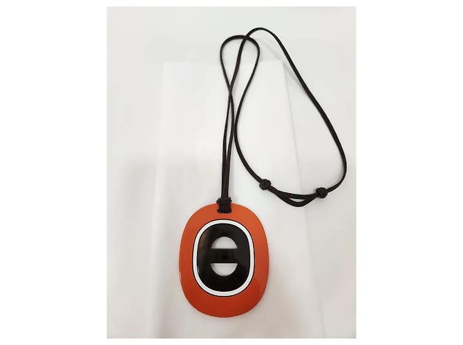 Colar com pingente Hermès em resina laranja e preto - vista 3